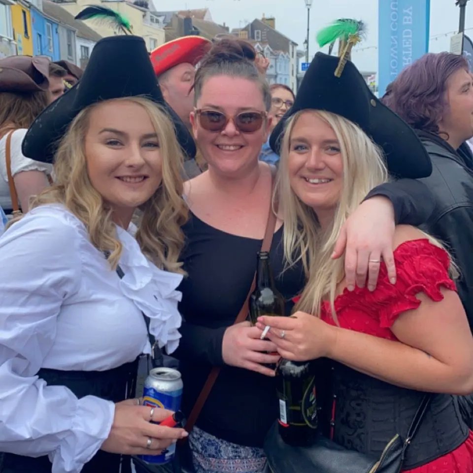amylee2289's tweet photo. Well Brixham Pirate Festival very nearly broke me this year 😂 #brixhampiratefestival #wench #pirates https://t.co/oRdEMbB7FI