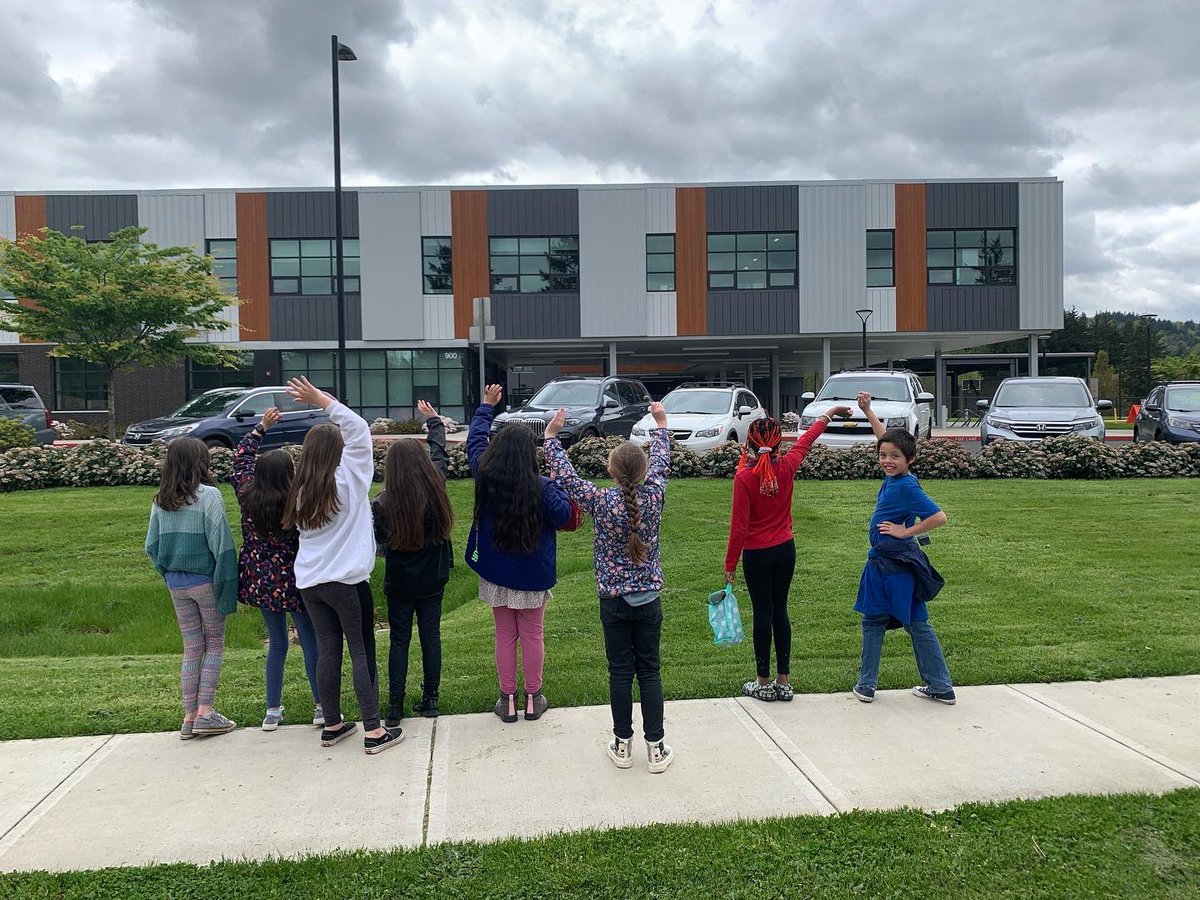 EastGreshamElem's tweet photo. Forever Fourth-Grade Memories 🎉❤️ #MomentsMatter 😊 #WhyEastGresham 💙 #MsBell 🍎 https://t.co/nmIO1zerSU
