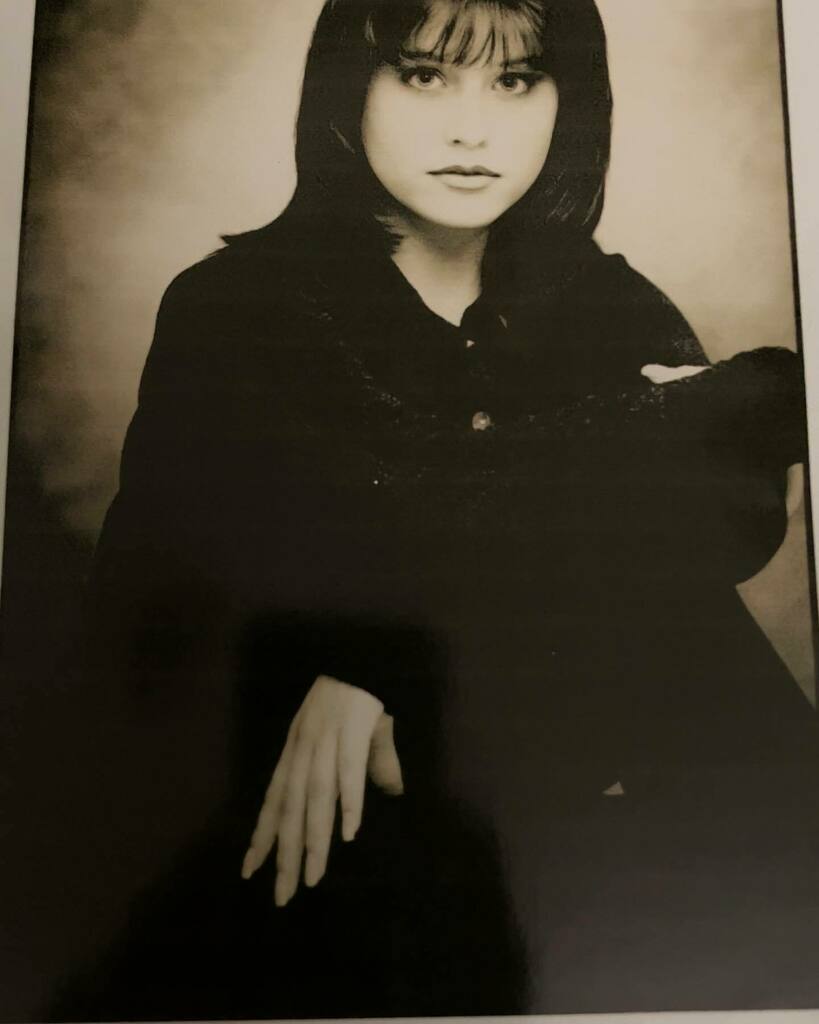 _MelissaArcher's tweet image. I’m late to the party, but accidentally just found these so here ya go…not the first but super early on…please take note of classic 90s folded arms body to the side pose. You know what’s up! 🤣

#firstheadshotday #belated #notreallythefirstbutold instagr.am/p/CdG9hLLOG48/