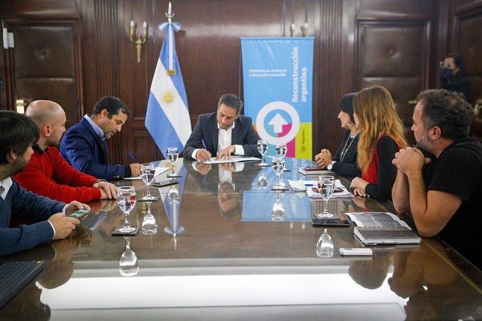 juancabandie's tweet photo. Ya son 21 las provincias que se suman a la firma de este convenio para seguir trabajando en la reducción de emisiones provocadas por la deforestación y la degradación de los bosques. https://t.co/gguYwOObZ9