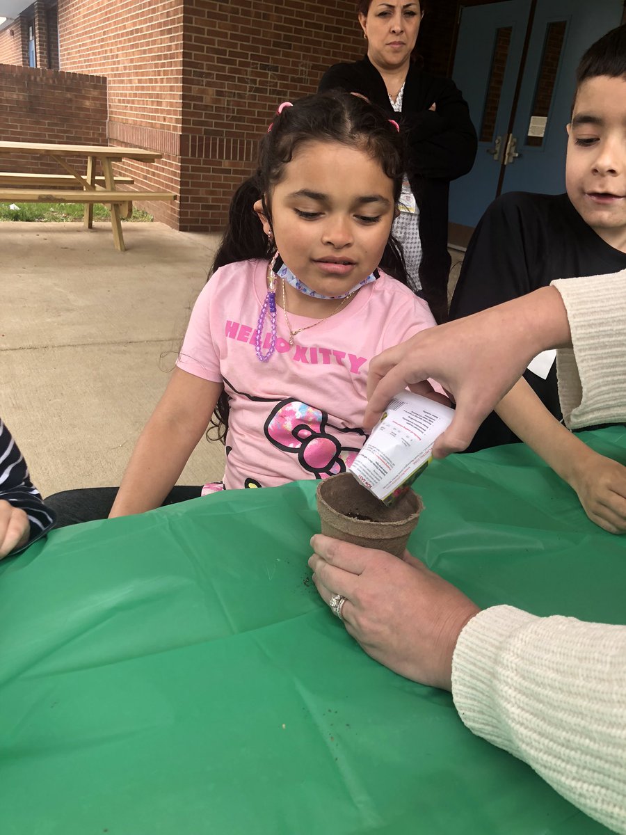 mrsmoseleypmk's tweet photo. Today we continued to target the work “put” by planting seeds! Students sequenced events and requested. Playing in the dirt is so much fun! We can’t wait to see our plants grow!@PotowmackES #eaglesdeserveit22 #corewordoftheweek https://t.co/urEsU6Oawo