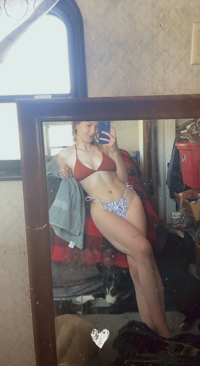 JamieEnglish7's tweet photo. Fuck yes. Idc what anyone says, body dysmorphia can kiss my ass.. not a single soul knows what it’s like living in this body, and today I look in this dirty ass mirror and I love her❤️thank god for time to heal ❤️ https://t.co/Qy6X4VE0hp