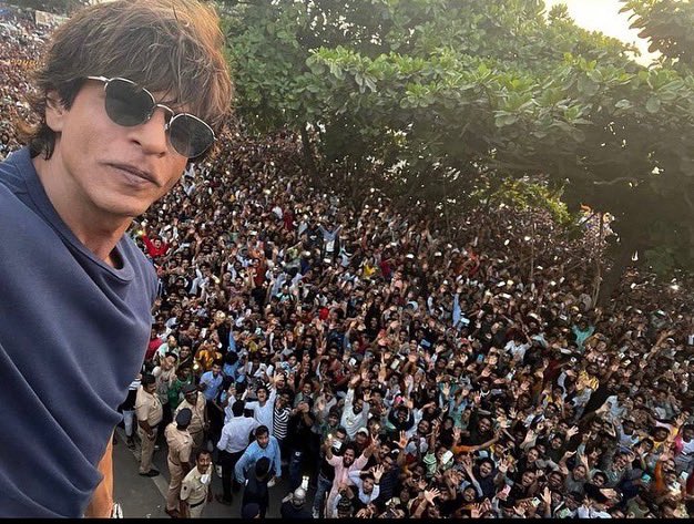 BeAttractive_'s tweet photo. @iamsrk with his fans celebrating Eid 🌙

#EidMubarak #ShahRukhKhan𓀠 https://t.co/gAaS3z4ijD