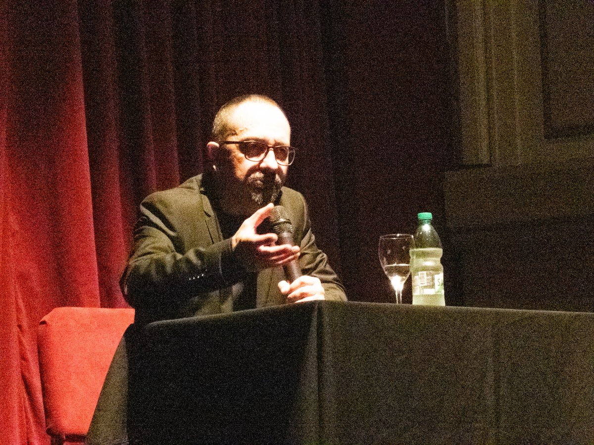 DelSodre's tweet photo. Ayer en la apertura del Cine Arte dedicada al cine negro  clásico se exhibió "El Halcón Maltés" previa presentación de Renzo Rossello que nos introdujo en el universo de la novela negra y de su novelista D. Hammett. Fue un placer escucharlo y disfrutar de un clásico del cine! https://t.co/F84qc7igwt