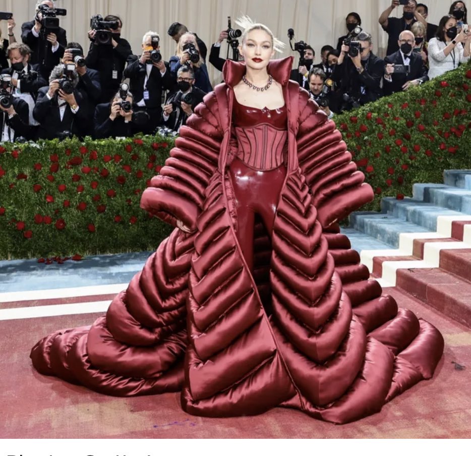 elle22__'s tweet photo. Gigi in Versace #luluspace https://t.co/yp2Mwi7IBS