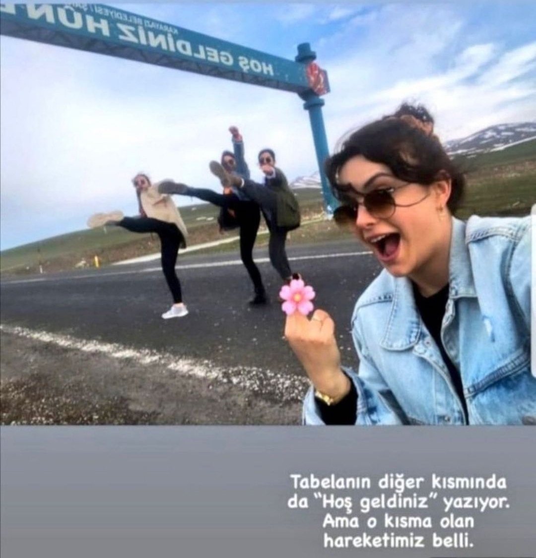 Atama bekleyen kendi gibi tertemiz ve saygılı çocuklar yetiştirecek binlerce öğretmen evde otururken bu andavalların yaptığı terbiyesizliği kınıyorum.