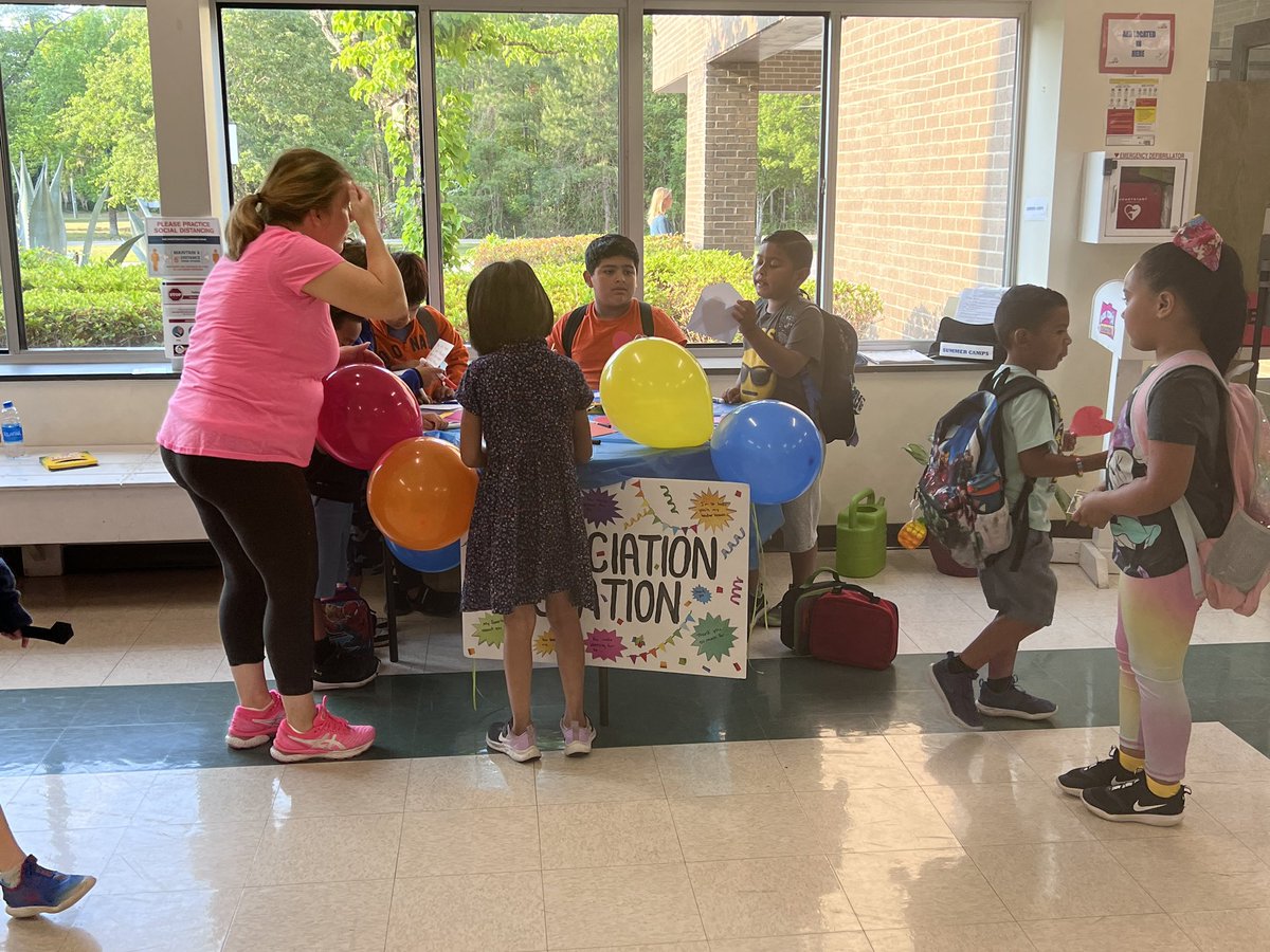 We have the best PTA at @BCreekElem! They set up a table to help students make a card for their teachers…THIS is equity! Love that every student had resources & support if they needed it. #nhcschat #everychildmatters