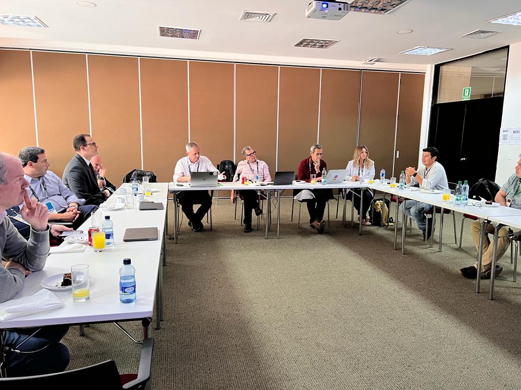 wardnermaia's tweet photo. Reunión de la Junta Directiva con los moderadores del Foro Público de Políticas FPP - LACNIC, donde las reglas que aplican a los recursos de Internet son creadas por la comunidad de manera participativa y de abajo hacia arriba #LACNIC37 https://t.co/Kh0lfWt33a