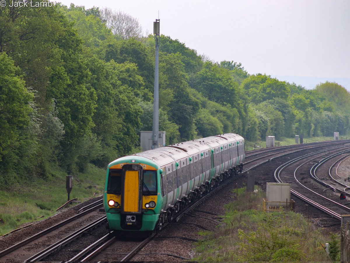 Jack_On_Track's tweet photo. 💚 Southern Railway 377s pass Salfords on the fast lines. 

💚 171805 also passes through with a test run from Selhurst Depot to Haywards Heath and back.

#railwayfamily #railway #trains #southernrailway #class377 #class171 https://t.co/CkY8tVnpFI