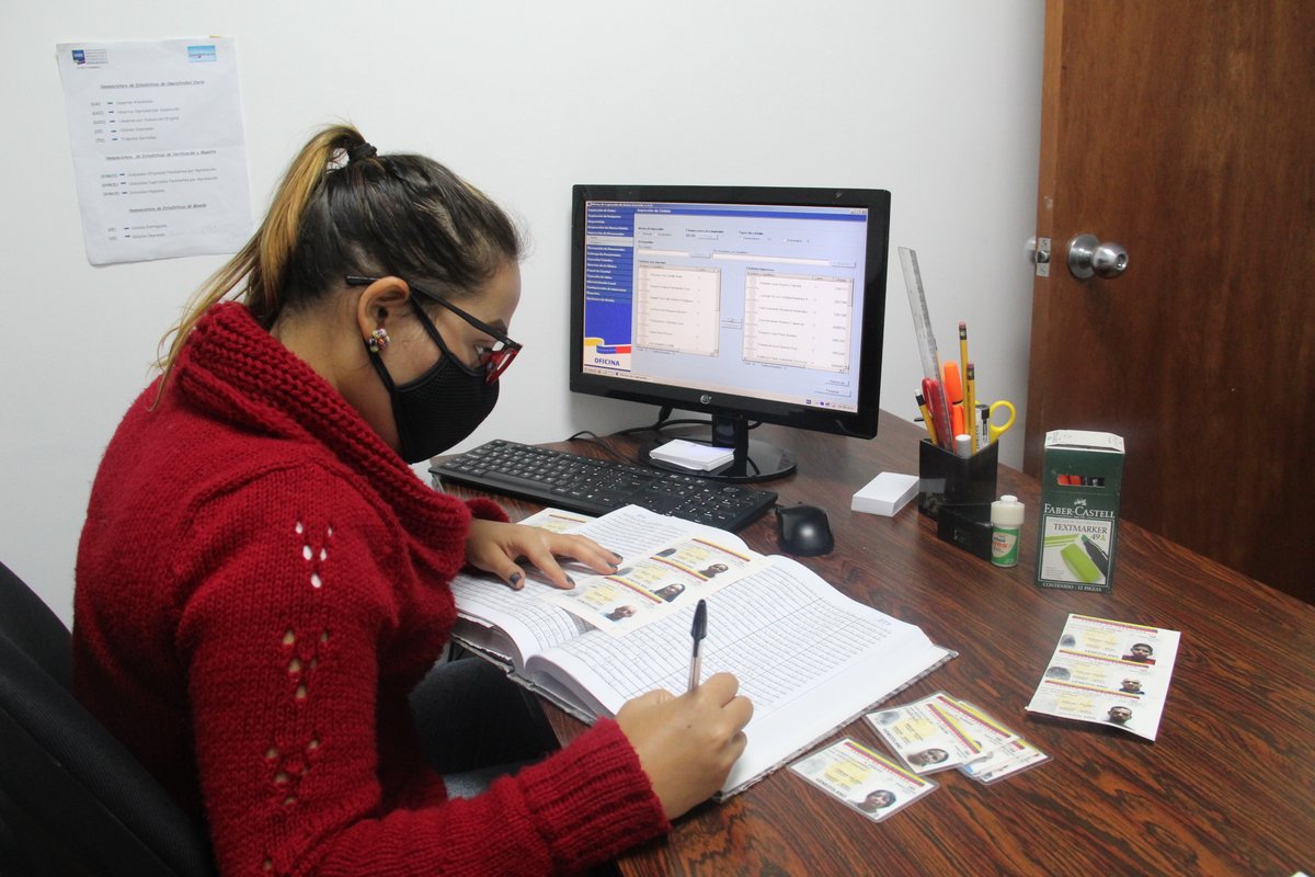 VenezuelaSaime's tweet photo. Se les recuerda a toda la población venezolana, que el trámite de cedulación es  completamente gratuito, en lo que respecta a los menores de edad, el único requisito indispensable es la partida de nacimiento original e ir acompañado de su representante legal. https://t.co/07FTQJhnZi