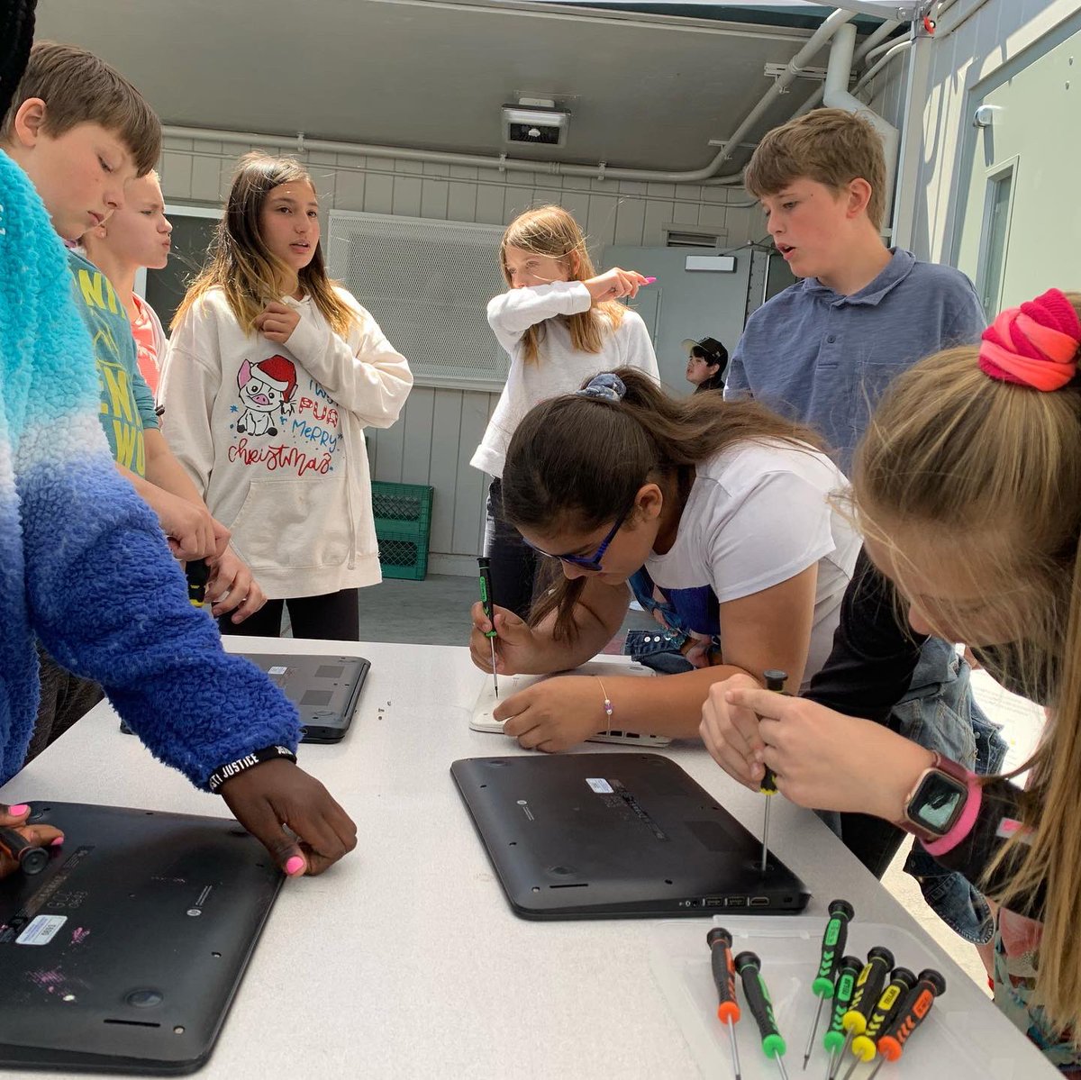 gis_charter's tweet photo. This week for Maker Fair Mrs. Sam has set up a CAASP brain break during student lunchtime. Middle school student also had the opportunity to take apart some old chrome books! 

#GrizzlyStrong #IBstrong #IBelong #gccstrong @gcc_charters #makerfaire https://t.co/OyFxDXlHEj