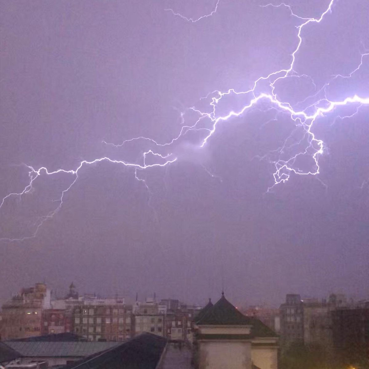 PepoLongboard's tweet photo. Noches mágicas ⛈🥰 #tormentavalencia #valencia #Tormenta #valencia https://t.co/aMuVWdTTNd