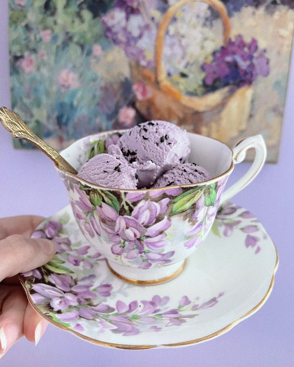 Do you prefer your tea served hot or iced? Would you be interested to try tea-infused ice cream? On this #TeacupTuesday, we would love to join @_jacquelinebrown_ for a scoop, or two, of her homemade Earl Grey Ice Cream served in exquisite Royal Standard "Wisteria" teacups.