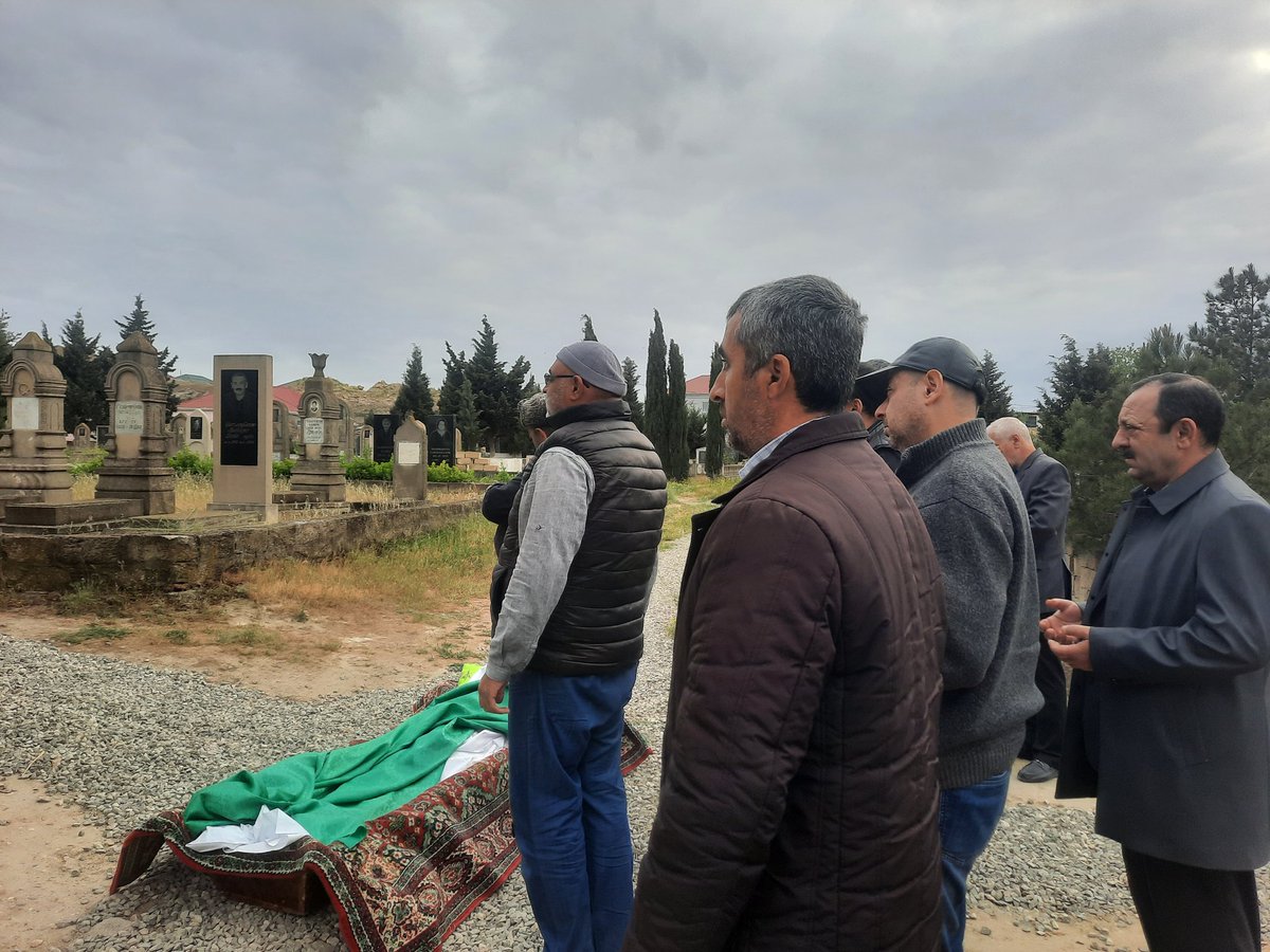 ahinliyeV4's tweet photo. İlk dəfə bir kəfəni tabuta qoydum, tabutu daşıdım, üstünə torpaq tökdüm
Allah rəhmət etsin, nənə...🥀
#əsrinmüəlliməsi #HəcərƏliyeva https://t.co/f3REUrLl3j