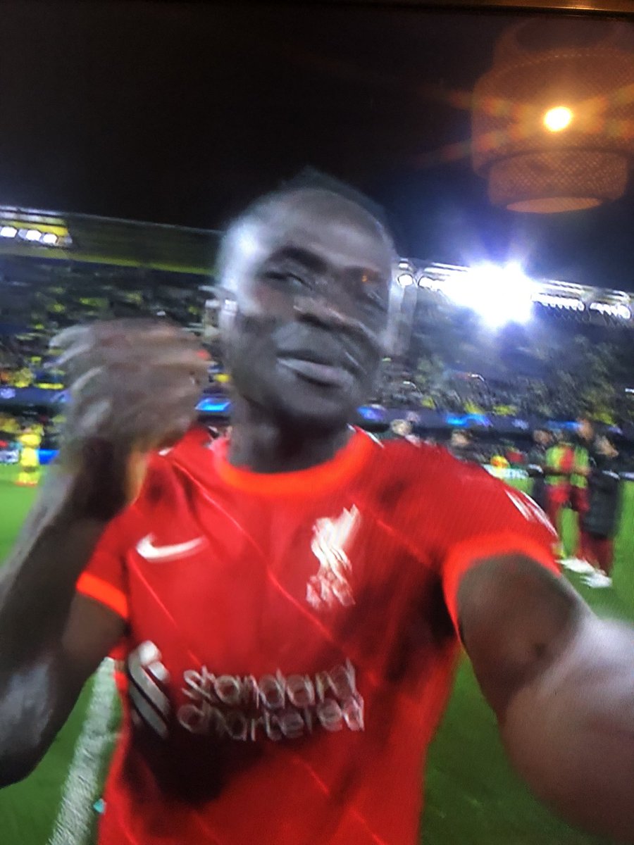 yngvetf's tweet photo. Det første bildet i historien der Sadio Mane smiler. Sier litt #2cl #liverpoolfc #lfc https://t.co/kaBXb2led8