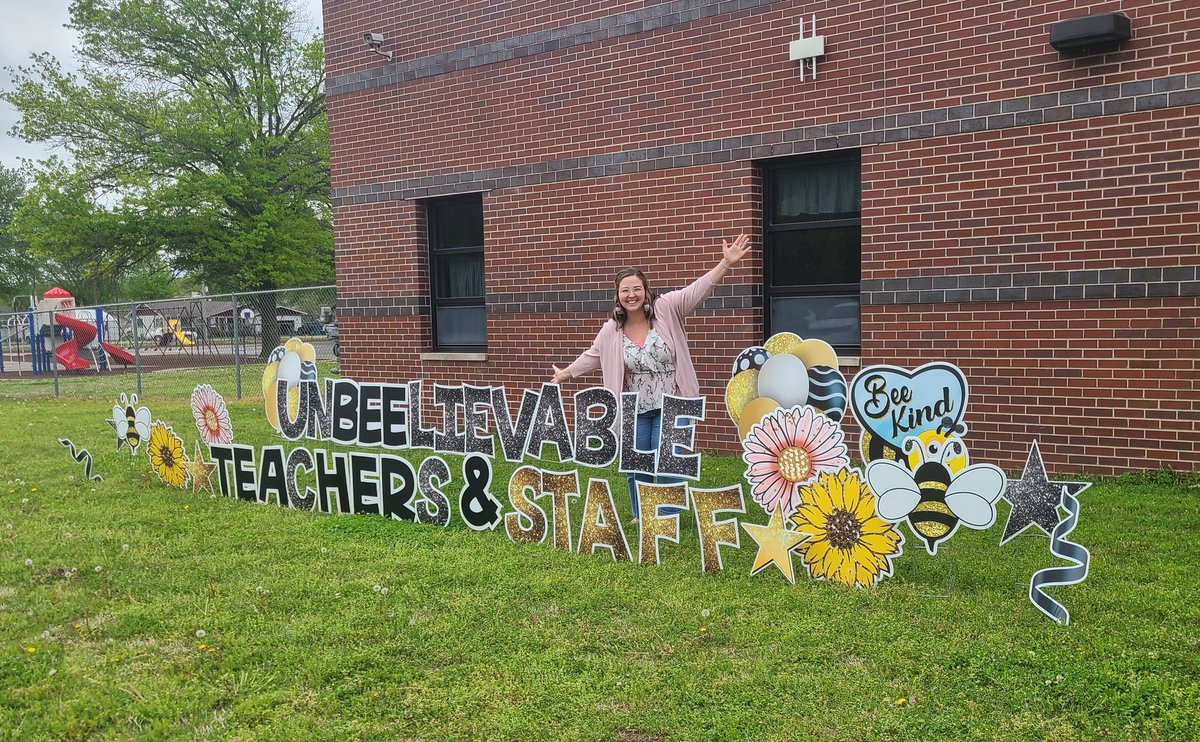 justcallmeMrsK's tweet photo. Happy Teacher Appreciation Week! We have been showered with appreciation already. A giant sign, gift bag from the Board, Panera Bagels for breakfast, and snacks from the PTO! ❤ (I can't resist a photo-op) @Seneca_Int #SenecaTPC https://t.co/uTmLBV1b0g