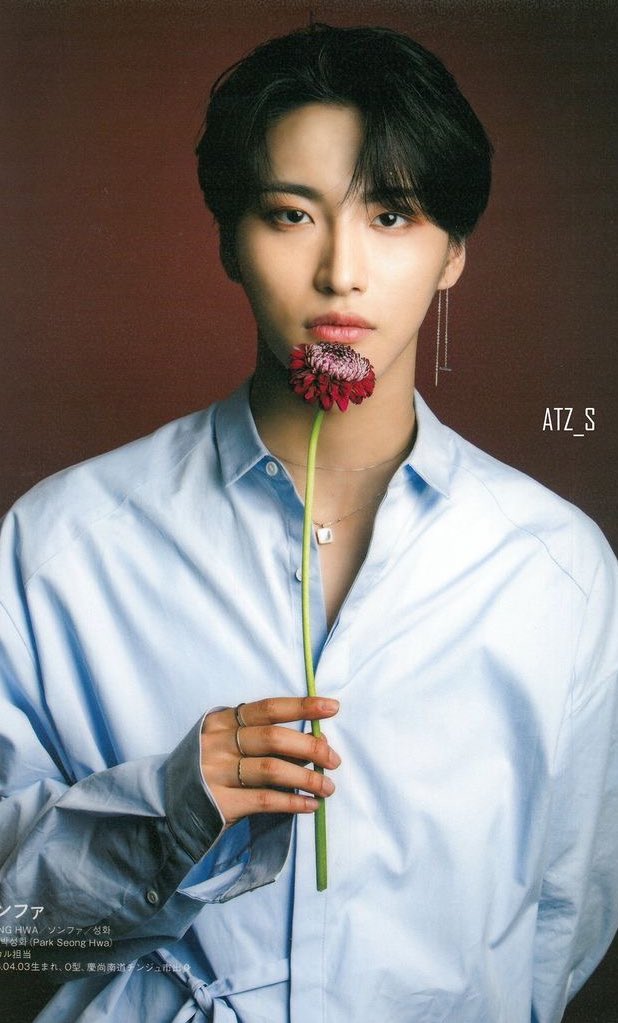 0098zip's tweet image. spot the 2 flowers in these pics 🌸🌸

#SOOBIN  #TXT  #SEONGHWA #ATEEZ