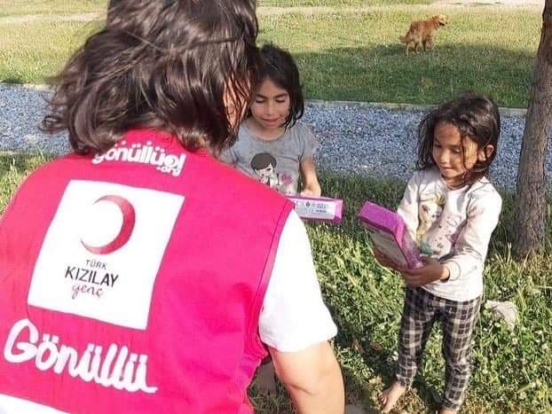 Her yıl olduğu gibi bu bayramda da çocuklarımızla buluştuk.

Genç Kızılay Gönüllülerimizle birlikte Amasya'mızın dört bir yanındaki kardeşlerimizi mutlu etmek adına yollara koyulduk.
#TürkKızılayAmasyaŞubesi 
#IyikiKızılayVar #KızılayHerYerde