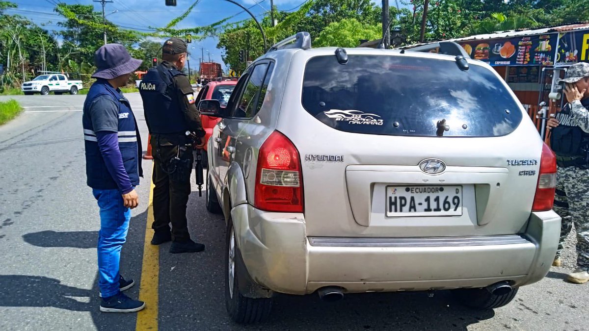 AgrocalidadZ1's tweet photo. #Sucumbíos | Conjuntamente con @PoliciaEcuador y @SENAE_Aduana realizamos operativo de control de mercancías agrícolas y pecuarias en principales vías de frontera, en prevención de Foc R4T y Peste Porcina Africana. #EcuadorSinPPA🐷 #EcuadorSin FocR4T🌱 https://t.co/4fFpQOOhiQ