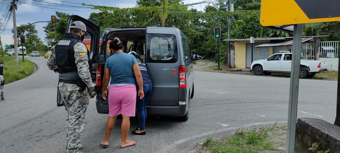 AgrocalidadZ1's tweet photo. #Sucumbíos | Conjuntamente con @PoliciaEcuador y @SENAE_Aduana realizamos operativo de control de mercancías agrícolas y pecuarias en principales vías de frontera, en prevención de Foc R4T y Peste Porcina Africana. #EcuadorSinPPA🐷 #EcuadorSin FocR4T🌱 https://t.co/4fFpQOOhiQ