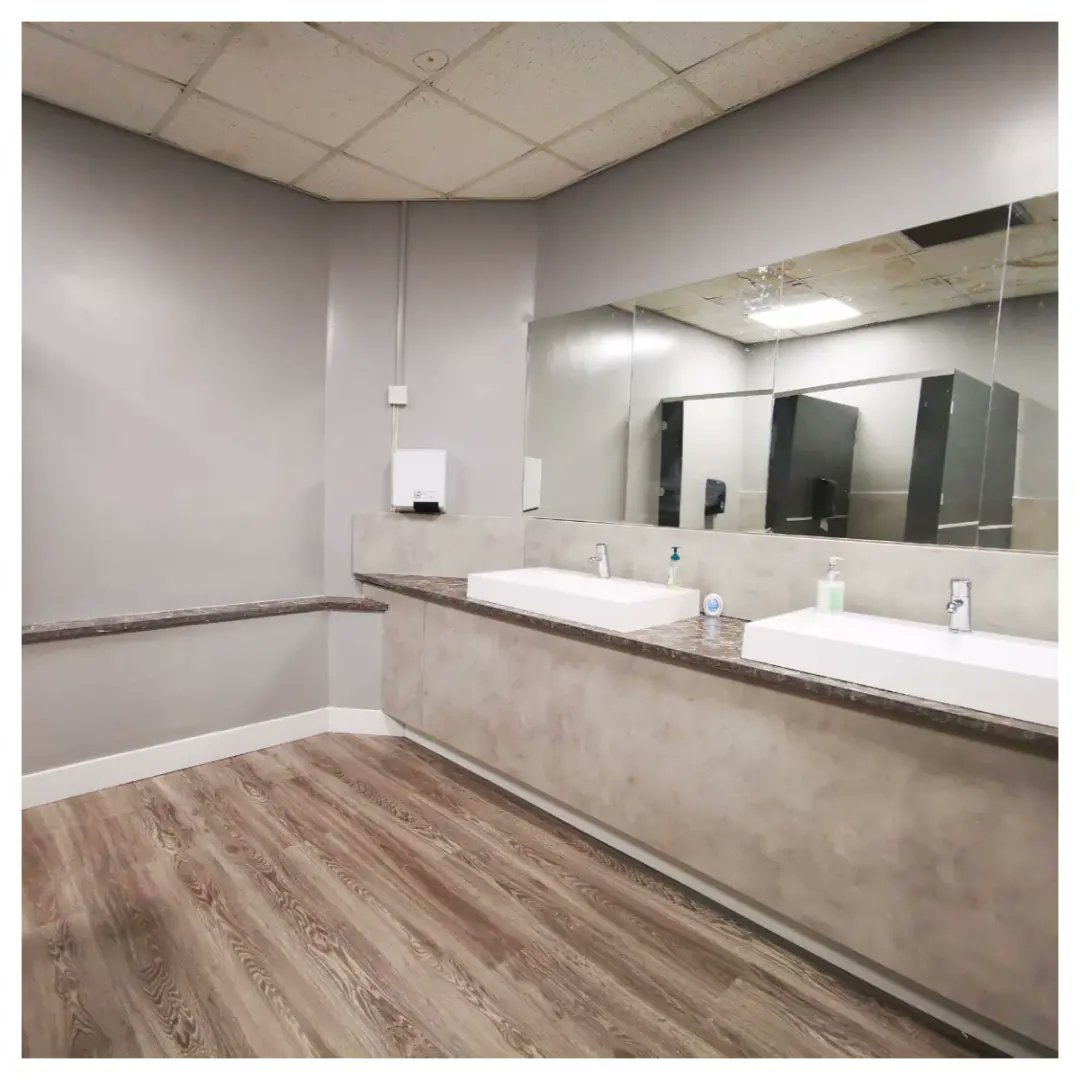 GeerafDecorator's tweet image. 😜 Not the most glamorous post but as promised shows exactly what needs to be done after serious water leak💧
🌊When plasterboards are damp, you need to hire the joiner to replace them. After that we can come to do Ames Taping before we can start decorating 👨‍🎨