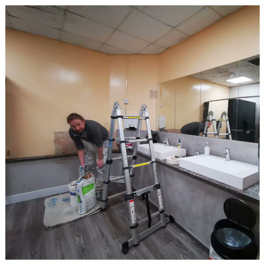 GeerafDecorator's tweet image. 😜 Not the most glamorous post but as promised shows exactly what needs to be done after serious water leak💧
🌊When plasterboards are damp, you need to hire the joiner to replace them. After that we can come to do Ames Taping before we can start decorating 👨‍🎨