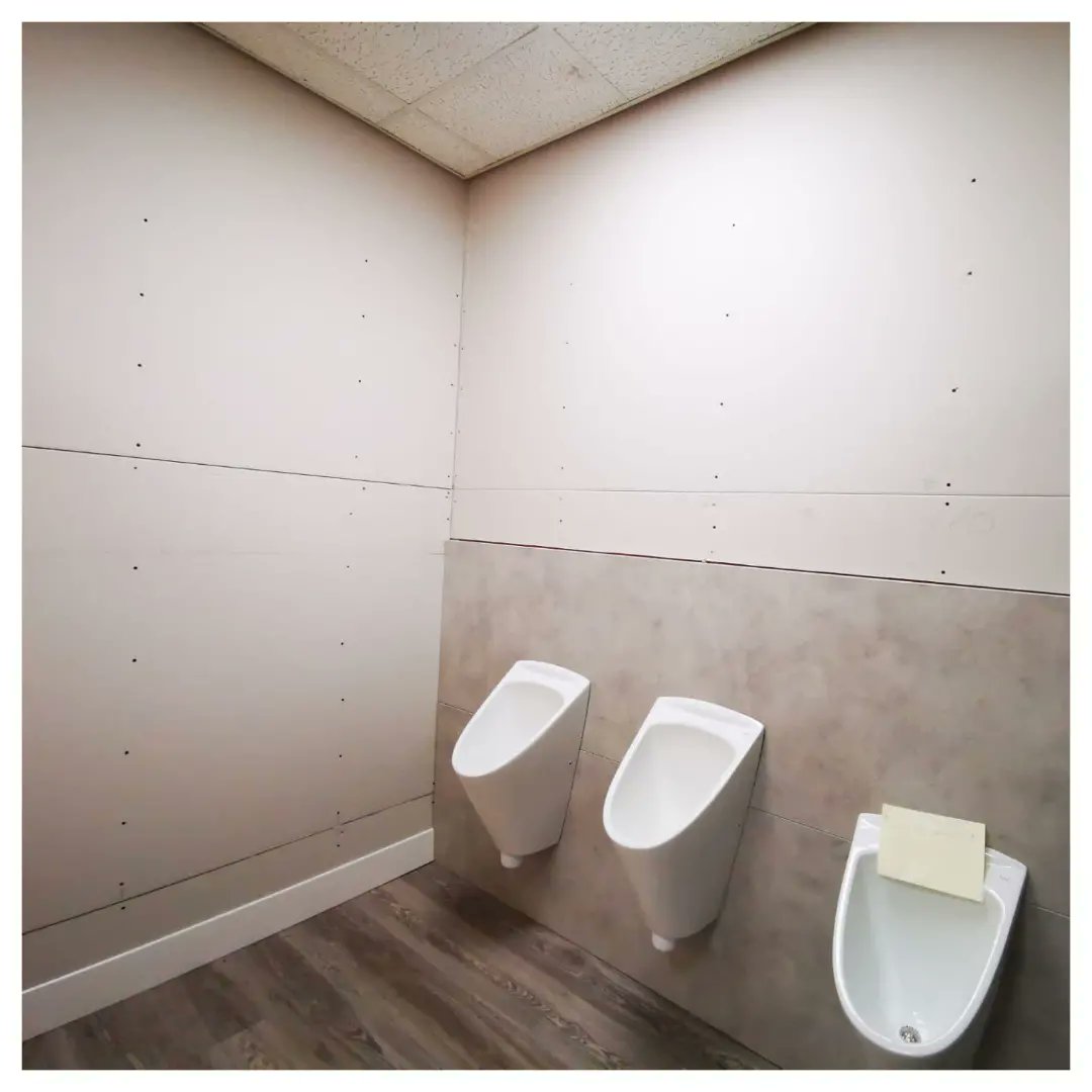 GeerafDecorator's tweet image. 😜 Not the most glamorous post but as promised shows exactly what needs to be done after serious water leak💧
🌊When plasterboards are damp, you need to hire the joiner to replace them. After that we can come to do Ames Taping before we can start decorating 👨‍🎨