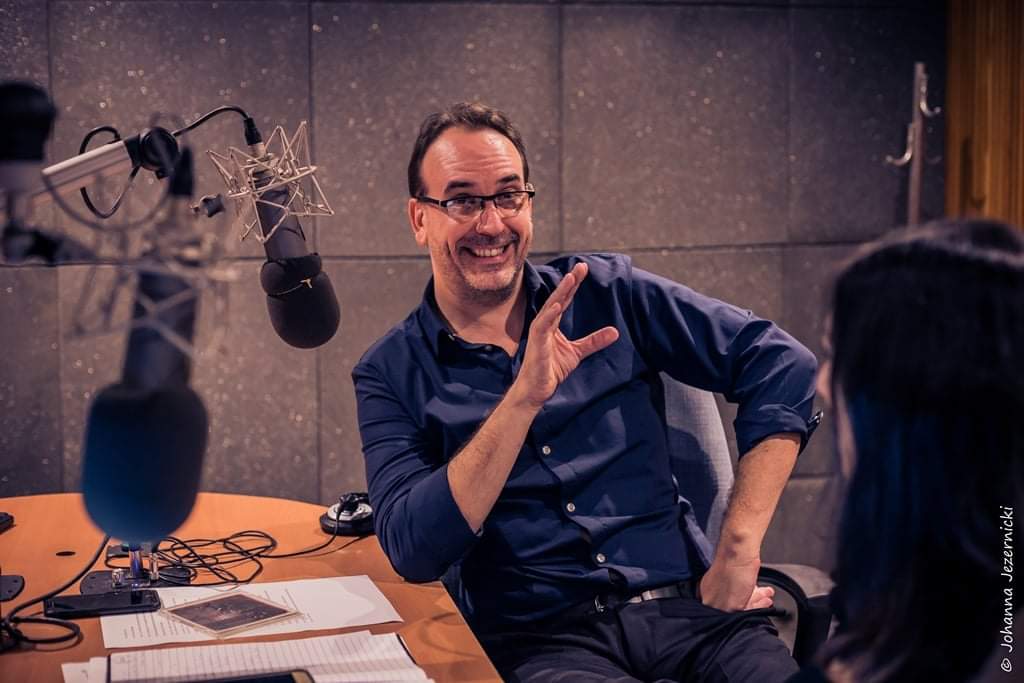 ¡HOY! ULTIMO PROGRAMA DE "AHEM". 23HS FM92.7 (LA 2X4)

Ojalá puedan acompañarnos escuchando en vivo. Va a ser una muy linda despedida, con clásicos del programa y algunas sorpresitas. ¡Los esperamos!

#AyerHoyEraMañana #AHEM 
#IgnacioVarchausky 
#Tango #Radio 
<a href="/la2x4/">La 2x4</a>