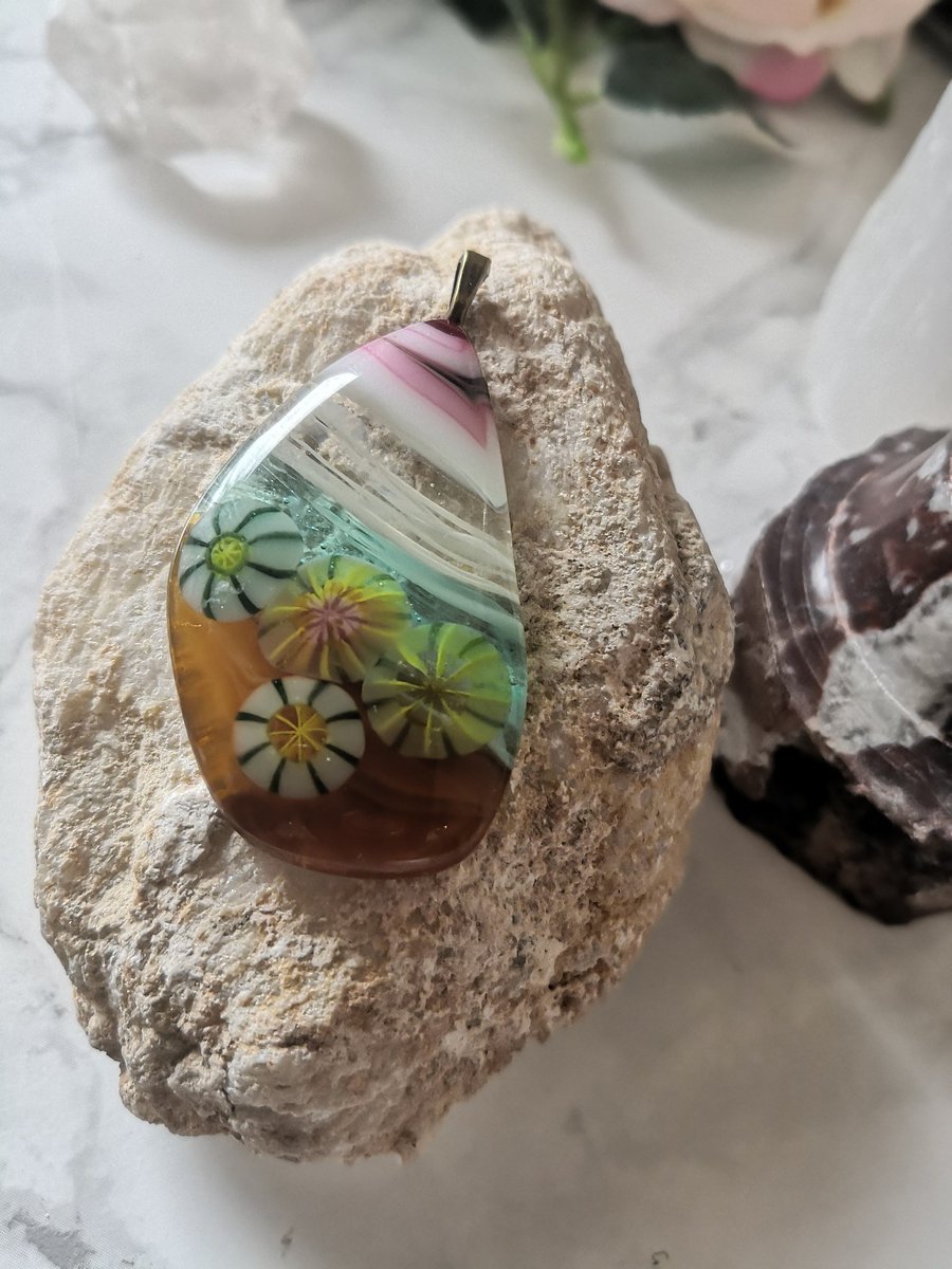 Mamabearretro's tweet photo. Fused glass pendant. Bullseye glass with Millefiori
#glassfusing #glass #glassjewellery #glassart #glasspendant #millefiori https://t.co/LeNTbnhvtW