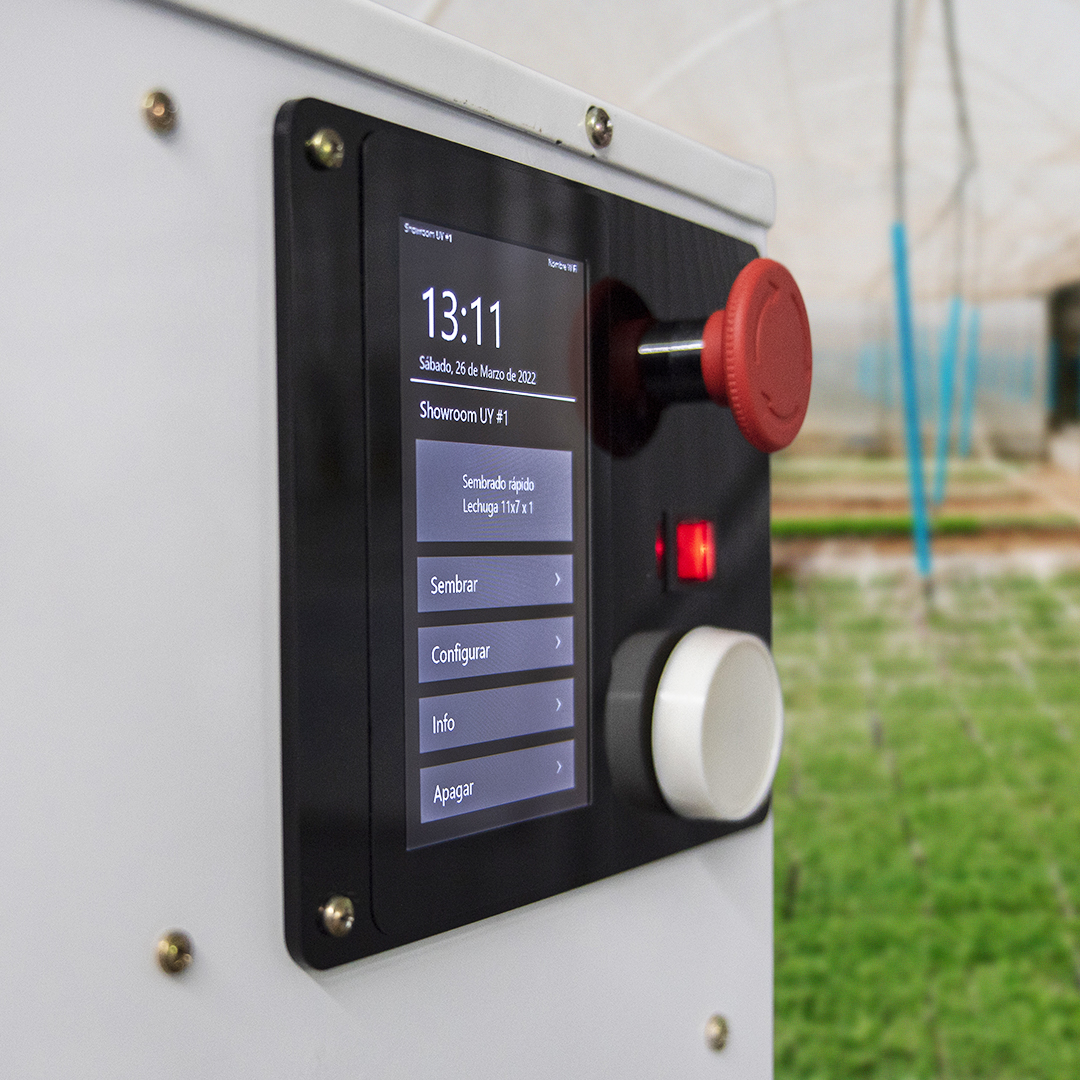 Lanzamos la versión 2.0 de nuestro robot Seedorina T-Mini. Tiene un nuevo sistema operativo que permite configurar los parámetros de los programas de siembra, mejora la administración remota y el control de la producción. Y su nueva pantalla de 7” hace que sea más fácil de usar.