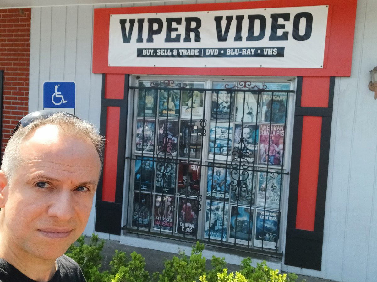 mrbluelouboyle's tweet photo. It's a unicorn in the wild. It's actually a DVD store in Tampa,Florida.  #ViperVideo https://t.co/fcqJtLimjJ