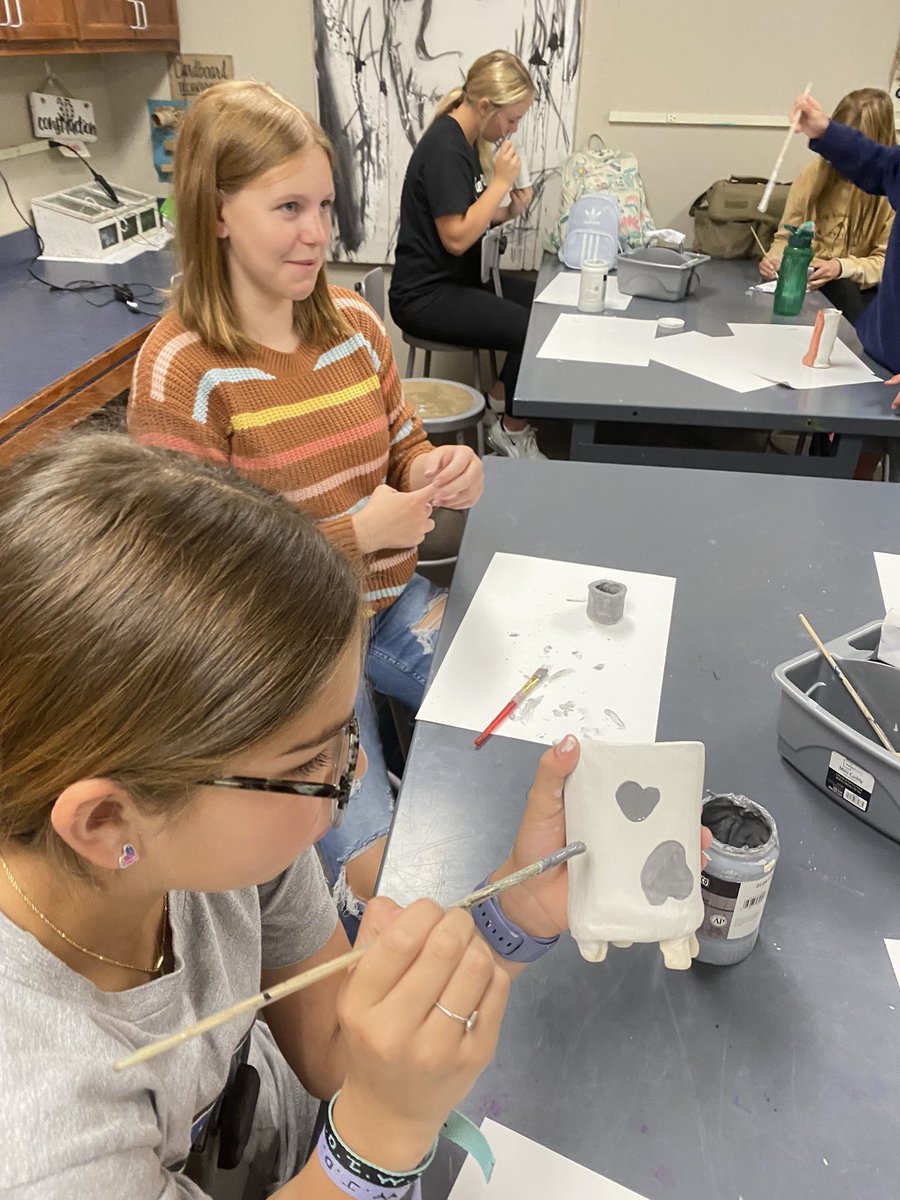 GunterTigerArt's tweet photo. Glazing (or) painting our clay today…super engaged in the process!#creativityroars @ms_tigers @Gunter_ISD https://t.co/nOQH9Qfatm