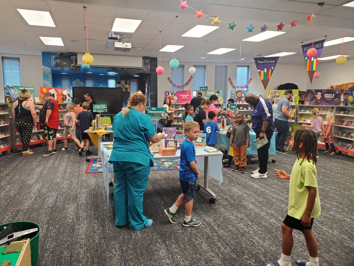 The POV Book Fair is in full swing! Love seeing our families and their smiling faces when purchasing new books. POV students sure do love to read! 💙 @PovLibrary @PointOViewES @JohnChowns @amandapontifex