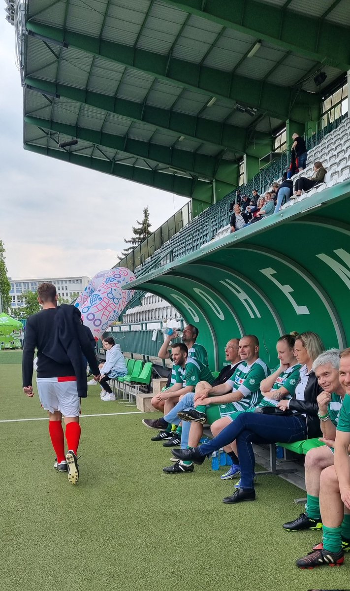 RenataZDesitky's tweet photo. Užila jsem si sportovní den fotbalových fanoušků v našem Ďolíčku. Pro fotbalisty-amatéry je to jedinečná možnost si zahrát na prvoligovém trávníku. Gratuluji vítězům! Myslím, že jsem důstojně čestně vykopla!
@odborpratel 
#bohemians #dolicek #vrsovice #praha10 https://t.co/7ylCIJHG0j