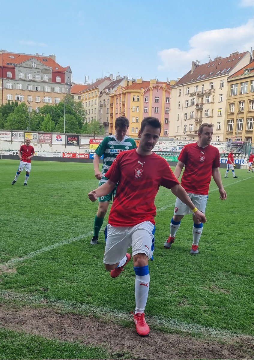 RenataZDesitky's tweet photo. Užila jsem si sportovní den fotbalových fanoušků v našem Ďolíčku. Pro fotbalisty-amatéry je to jedinečná možnost si zahrát na prvoligovém trávníku. Gratuluji vítězům! Myslím, že jsem důstojně čestně vykopla!
@odborpratel 
#bohemians #dolicek #vrsovice #praha10 https://t.co/7ylCIJHG0j