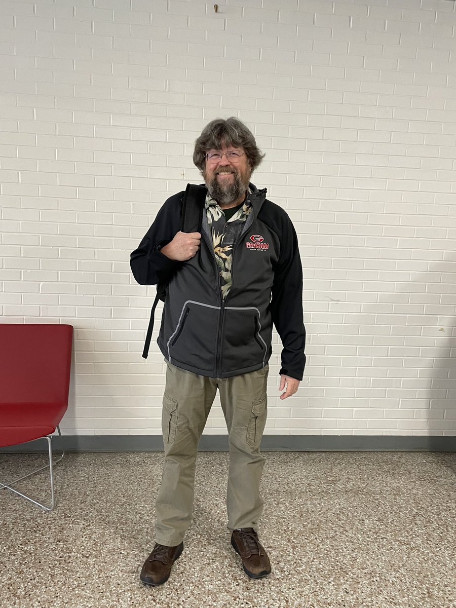 GrahamRedDevils's tweet photo. Look sharp to be sharp, and our teachers are the sharpest of the bunch with this new Graham Gear! Add some delicious snacks, and that makes for a pretty great day 2 of #TeacherAppreciationWeek! We love our teachers! #GrahamGreat https://t.co/SZFZnj8a86
