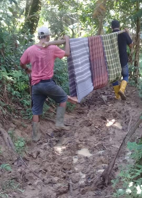 kirdiat's tweet photo. Saat pasien harus ditandu @Cimanggu Pandeglang https://t.co/xsiyVNFGsT