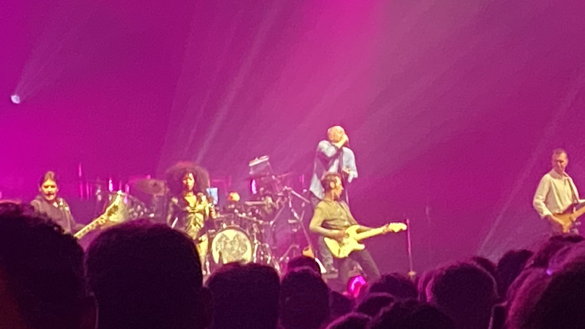 edaycard's tweet photo. Ce soir, j avais 18 ans. Simple Minds est toujours un grand groupe. Bonheur ! #concert #meschouchous #lalalala https://t.co/V978Sb0YGw