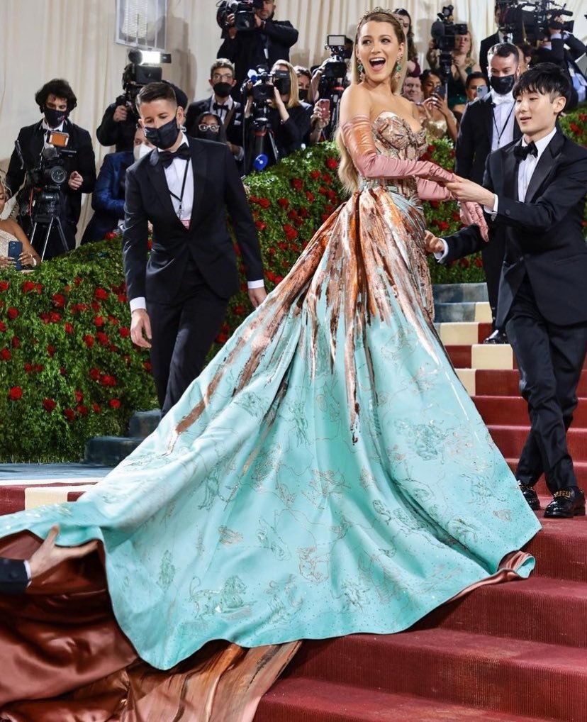 Nadia4114's tweet photo. if anyone knows how to do the Met Gala it's Blake Lively https://t.co/69WsRf6a2E