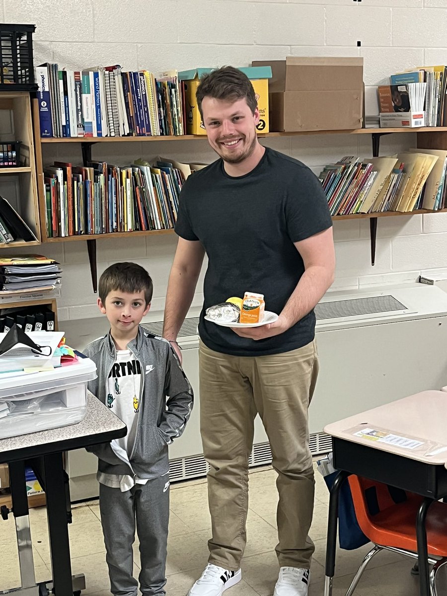 It’s 5:51pm. Mark is almost done with his dinner at our #21stCenturyAfterSchool program. It’s time to bring the extra dinner to his teacher who is still working! 

<a href="/EducateCT/">CT Dept of Education</a> #sssct <a href="/BristolCTSchool/">Bristol Public Schools</a> #relationships <a href="/karenvibert1/">Karen Vibert</a>