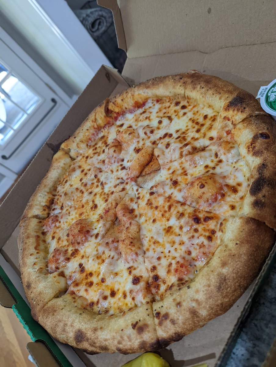_chandlershea's tweet photo. False advertising, much? @PapaJohns "epic" pepperoni stuffed crust "doesn't actually come with pepperoni on it, you have to add it when you order" per the Mooresville, NC store. #wheresthepepperoni #defineepic https://t.co/s1da5fLMDB