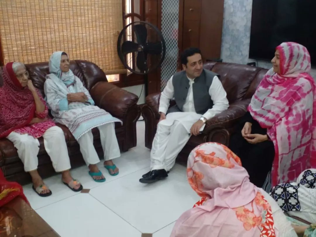 EFS_EHED's tweet photo. Team EFS celebrating Eid at Bint-e-Fatima Foundation ❤️

Special Guest Appearance: Mr Shehzad Natha 😍

#EhedFoundationSociety #EhedCares #bintefatima #senior #Eid #eidulfitr #eidmubarak #2022 #may #tuesday #pakistan #karachidiaries #Karachi #sindh #celebration #teamEFS #Eid2022 https://t.co/wsATaNJWr3