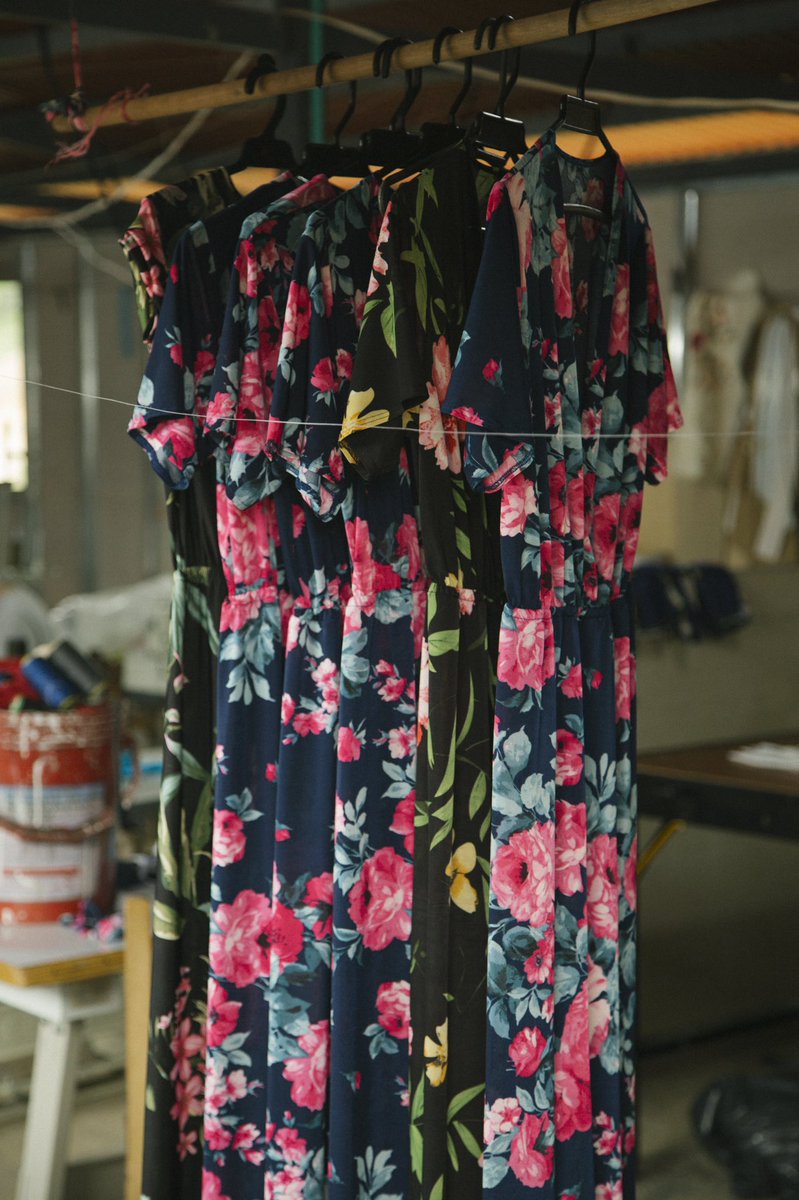 Perdón lo poquito pero es trabajo honrado ✌🏽 Vestidos confeccionados por exguerrilleros de las FARC en proceso de reincorporación 🤍

Pide el tuyo por 50.000 🕊