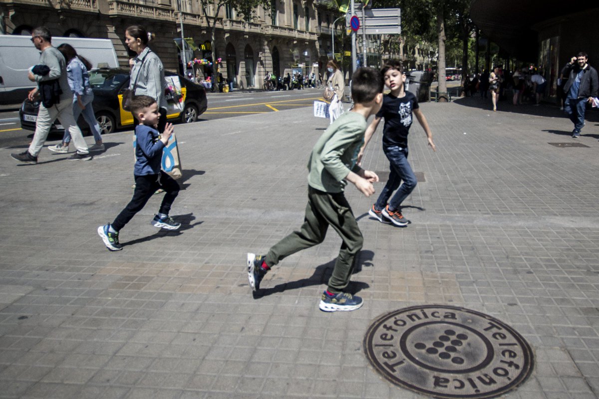 Orlandoleymarqz's tweet photo. In the streets of Barcelona. 

#streetphotographer 
#photography 
#Barcelona https://t.co/auv23KZ8Tv