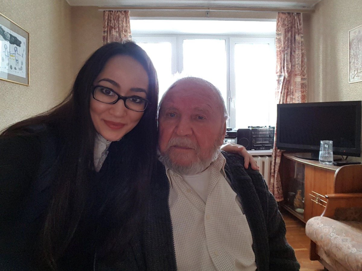 Нужна помощь двух мужчин. 
Надо привезти ветерана (Соловецкий юнга) к памятнику соловецким юнгам 6го мая к 11ч30м. Главное - спустить его с 3го этажа. В 10:15 надо быть на адресе: Криворожская, 15.кто сможет? В принципе у дочери есть машина, то есть главное помочь спустить