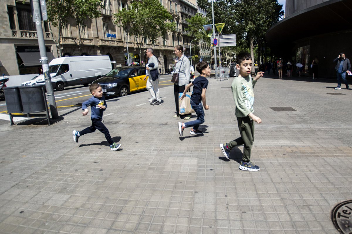 Orlandoleymarqz's tweet photo. In the streets of Barcelona. 

#streetphotographer 
#photography 
#Barcelona https://t.co/auv23KZ8Tv