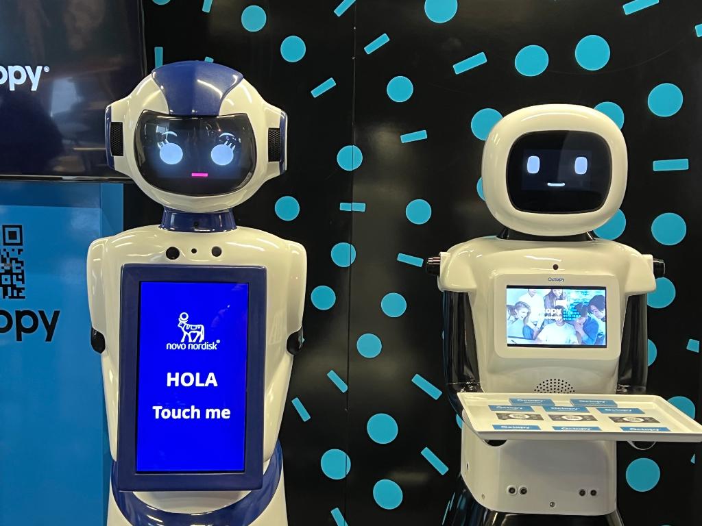 Octibot de Octopy es uno de los mejores ejemplos del poder de la conectividad #ATT5G. A través de la IA, estos robots pueden interactuar con nosotros a través del reconocimiento facial y de voz, ofreciendo experiencias personalizadas y divertidas.