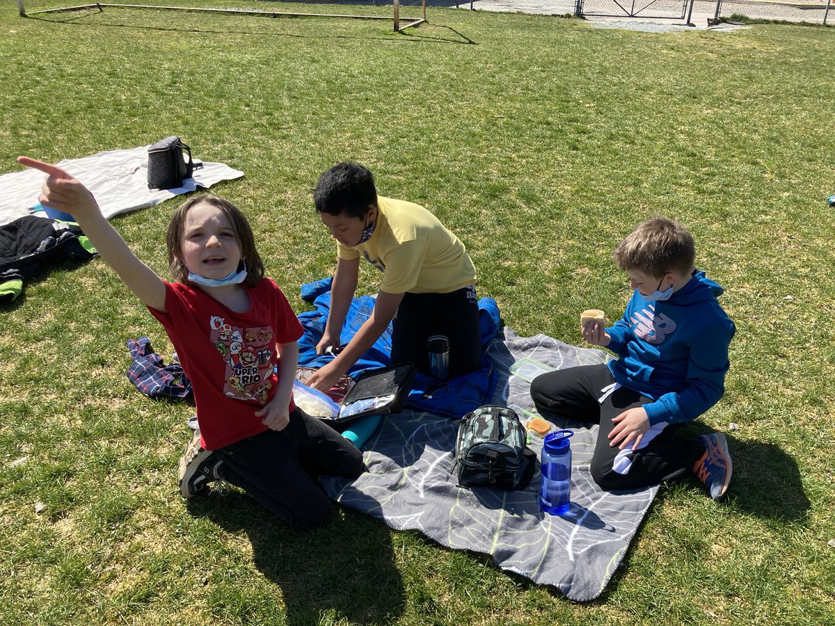 aulenback13's tweet photo. What a great day to have a picnic lunch with the kids! @bbmon7 https://t.co/NPyHViCjtx