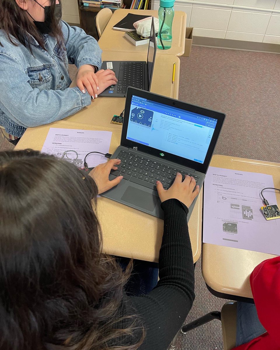 joannafreking's tweet photo. Students continued on with Makey Makey and learned how to use Micro:bits today! #schoollibrary #AmericasSchool #makerspace #stem #computerscience https://t.co/CCmHX69WNp