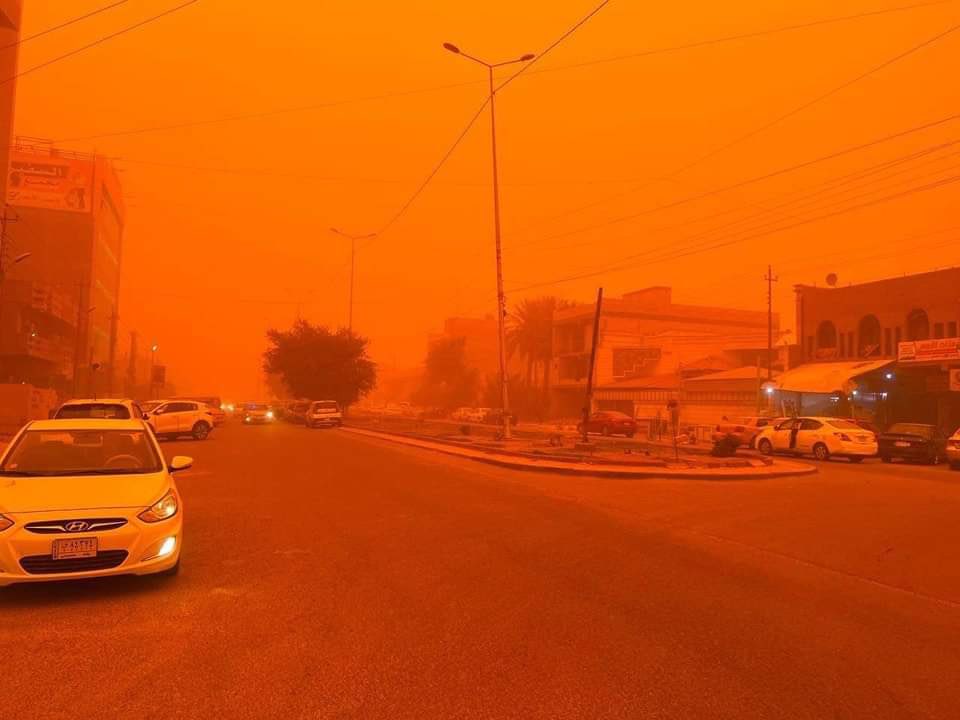 اليوم موجه جديده من الغبار ..إشتقنا للسماء الصافيه وزرقتها والى الشمس وشعاعها ..ونسمات الصباح النقيه ..
الشعب هو المتضرر  الوحيد ونحن مقبلون على الصيف متى نفتح ملف المناخ ونحن مشتركون بمؤتمر المناخ 2022 ..أين الحلول ؟؟